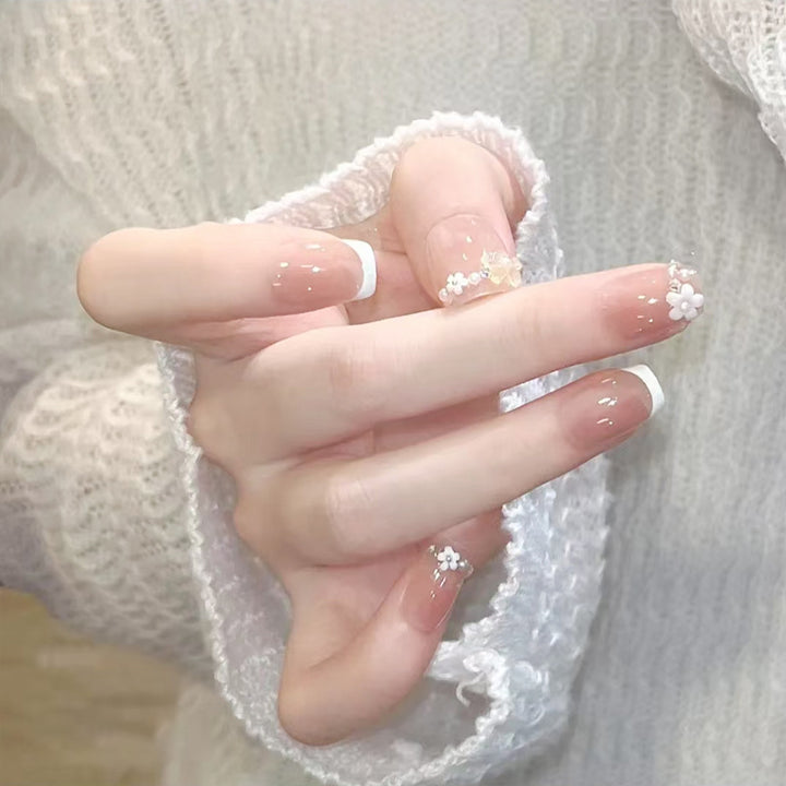 Kunstnagelset mit eleganten Blumenapplikationen und exquisite Glitzerverzierungen Karnz
