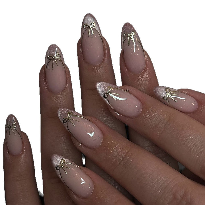 Kunstnagelset mit schimmernden Spitzen und eleganten Schleifen Karnz
