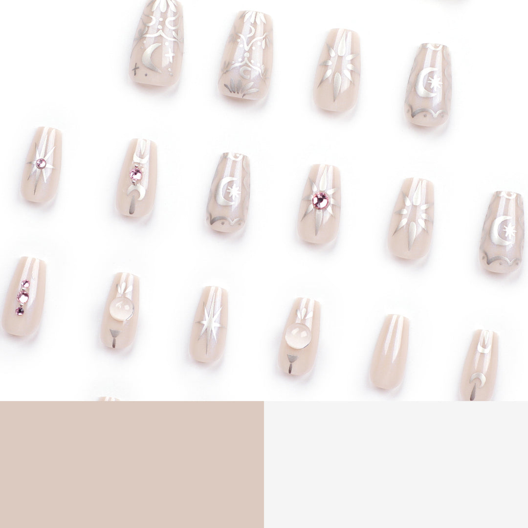 Künstliche Nagelkunst mit eleganten Strass- und Glitzereffekten Karnz