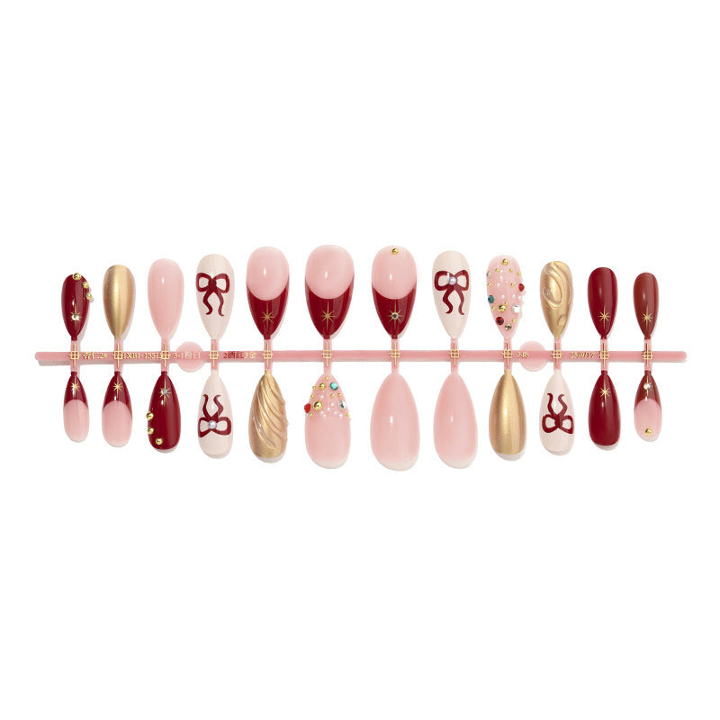Kreatives Kunstnagelset mit stilvollen Details Karnz
