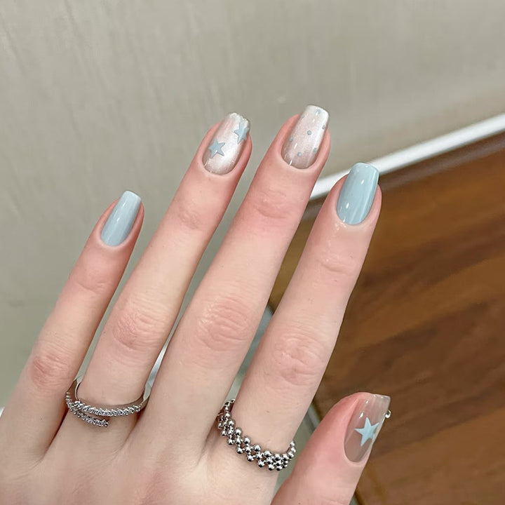 Dekoratives Press-On-Nagelset mit Stern- und Schleifenmotiven Karnz