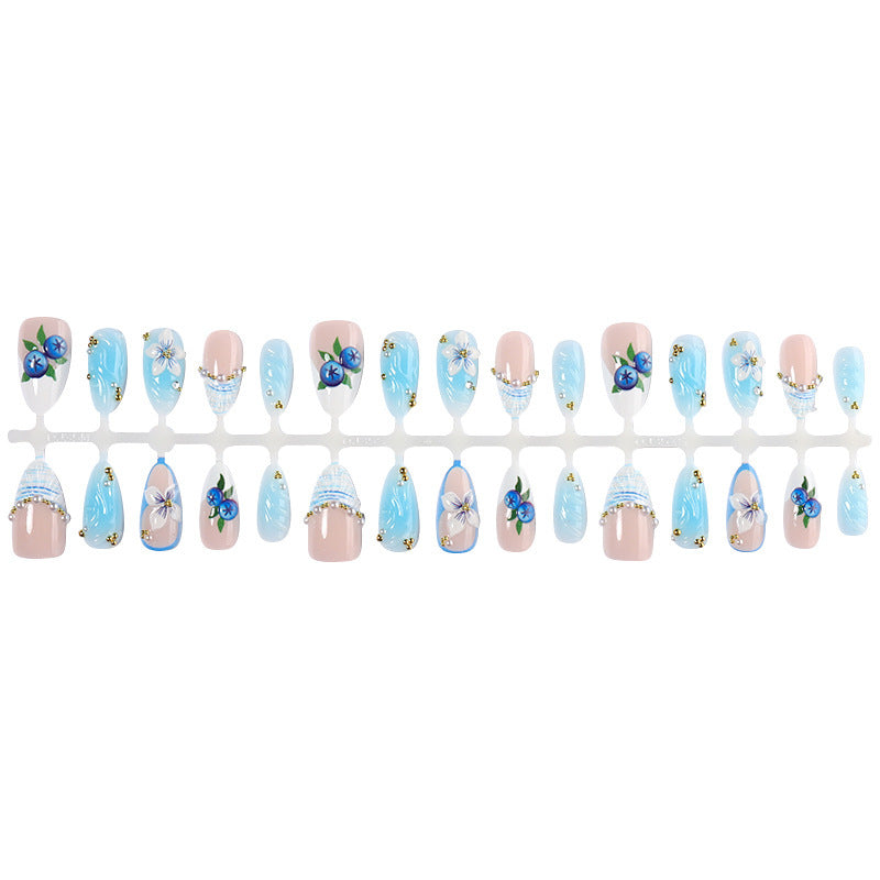 Kunstnagelset mit floralen Akzenten und glitzernden Details Karnz
