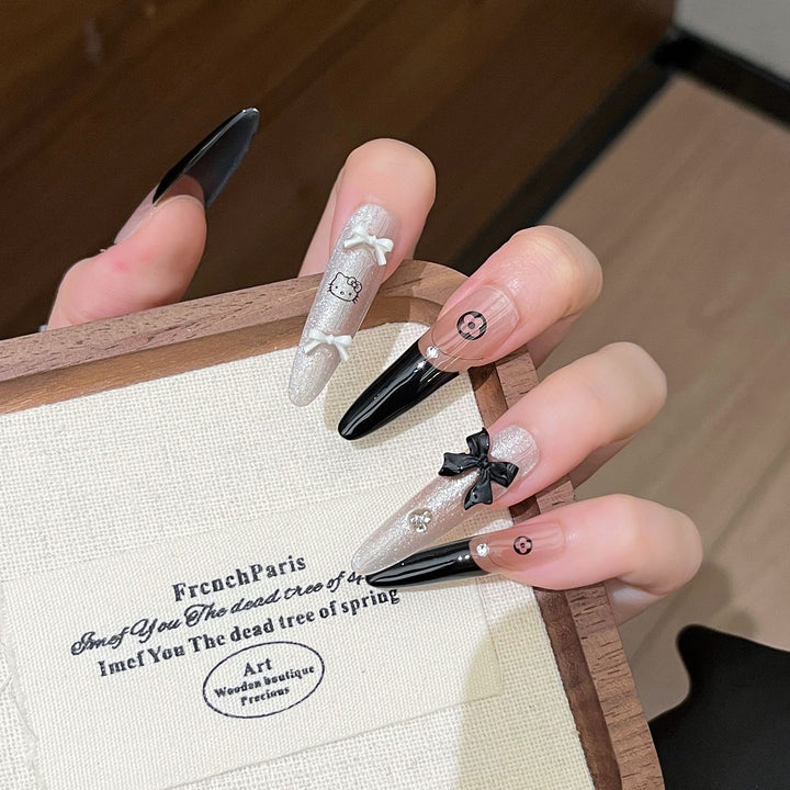 Kreatives Theme Press-On Nagelkunst Karnz