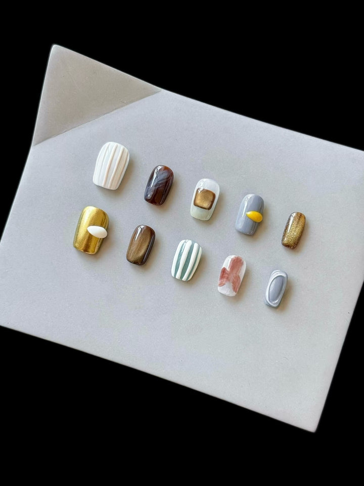 Künstlerisches Press-On-Nagelset mit Luxusmustern