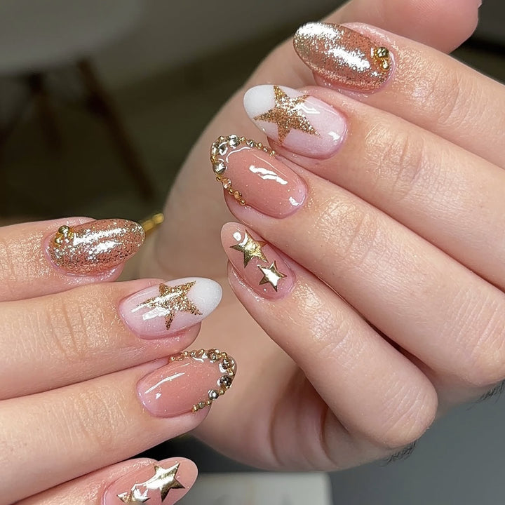 Elegante und glitzernde Nagelkunst Karnz