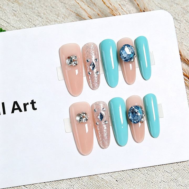 Kunstnagelset mit glamourösen 3D-Applikationen und funkelndem Design Karnz