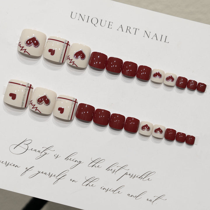 Kreatives Herzdesign Pediküre Nagelkunst