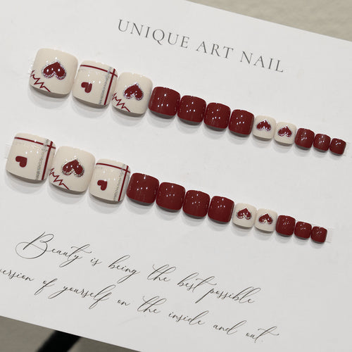 Kreatives Herzdesign Pediküre Nagelkunst