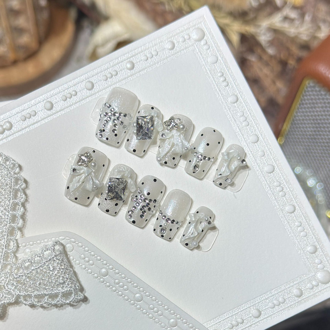 Elegante mit Strass verzierte Press-On Nagelset Karnz