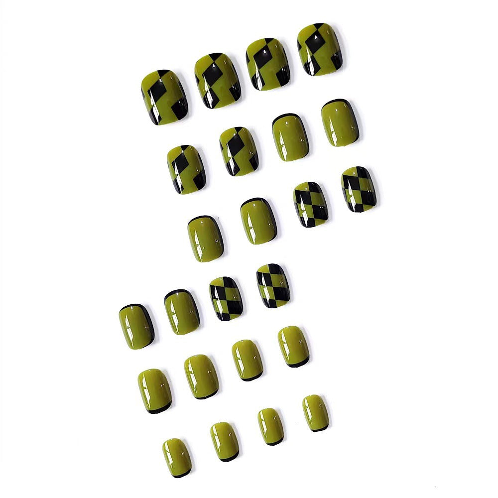 Kreative Nagelkunst mit geometrischen Mustern Karnz