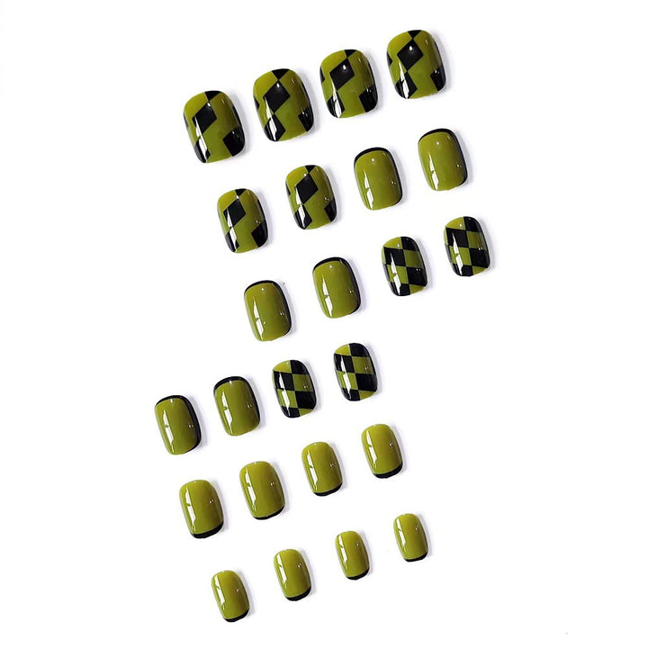 Kreative Nagelkunst mit geometrischen Mustern Karnz
