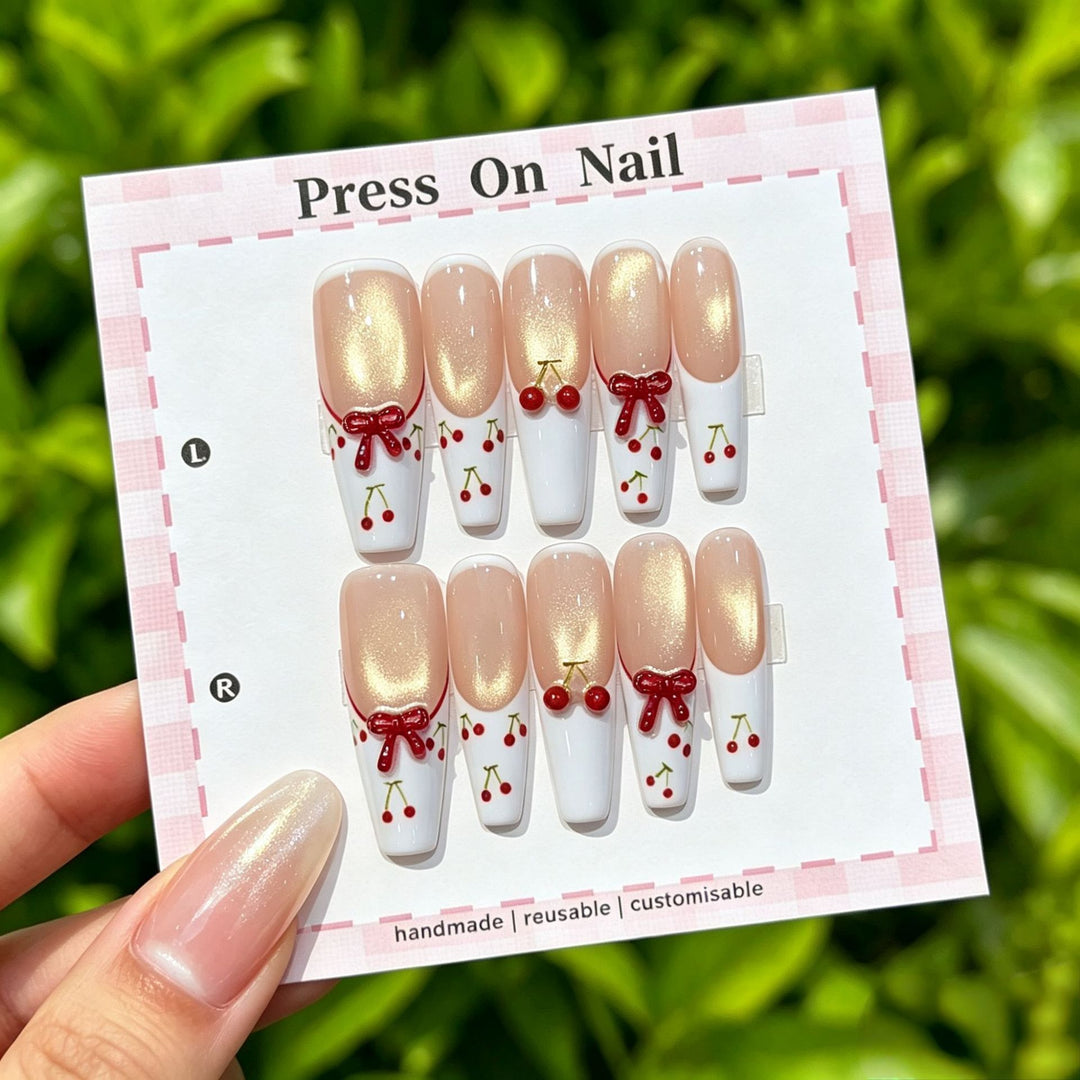 Künstlerisches Press-On-Nagel-Set mit floralen und grafischen Designs