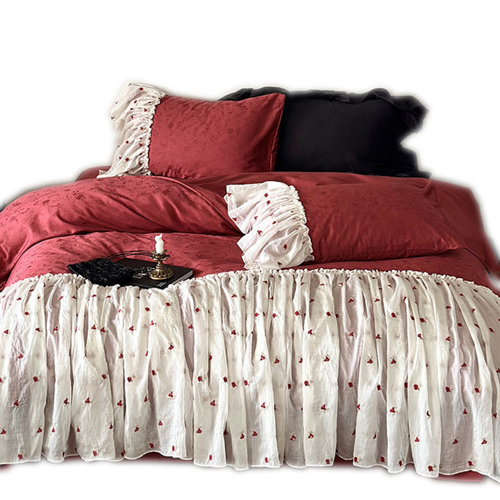 Rüschen-Bettrock und Kissenbezüge aus besticktem Baumwoll-Leinen-Mix