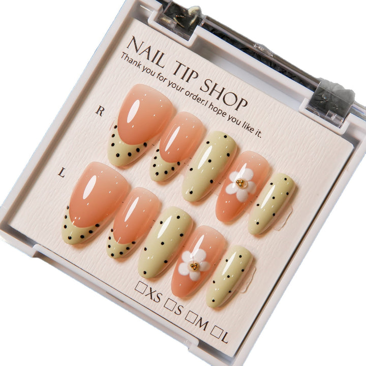 Eleganter Press-On Nagelset mit floralen Akzenten