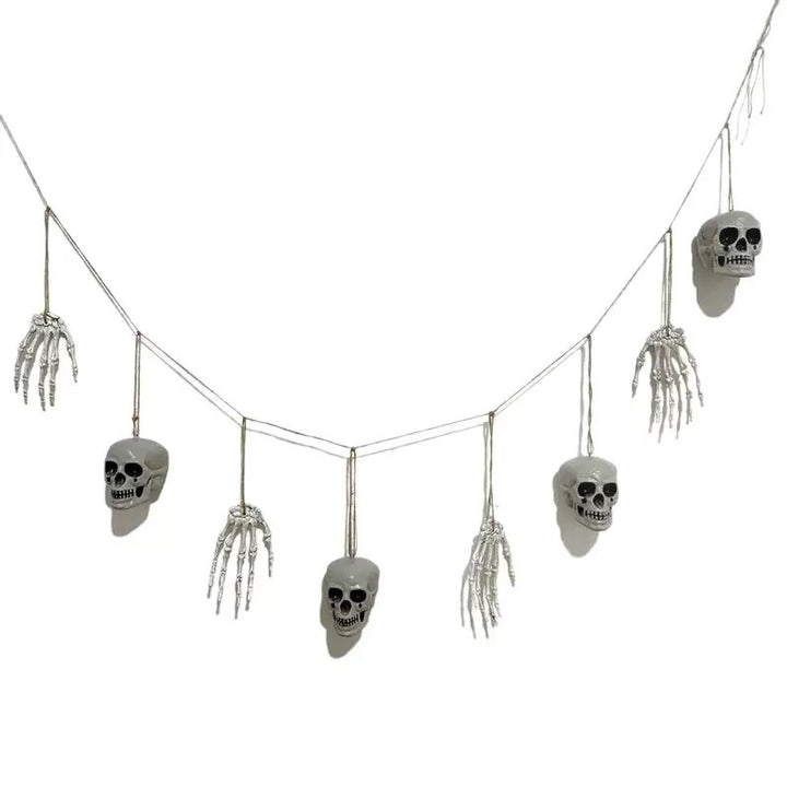 Dekorative Girlande mit Skeletthänden