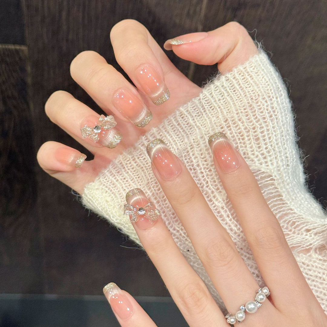 Elegante mit Glitzer veredelte Press-On Nagelkunst