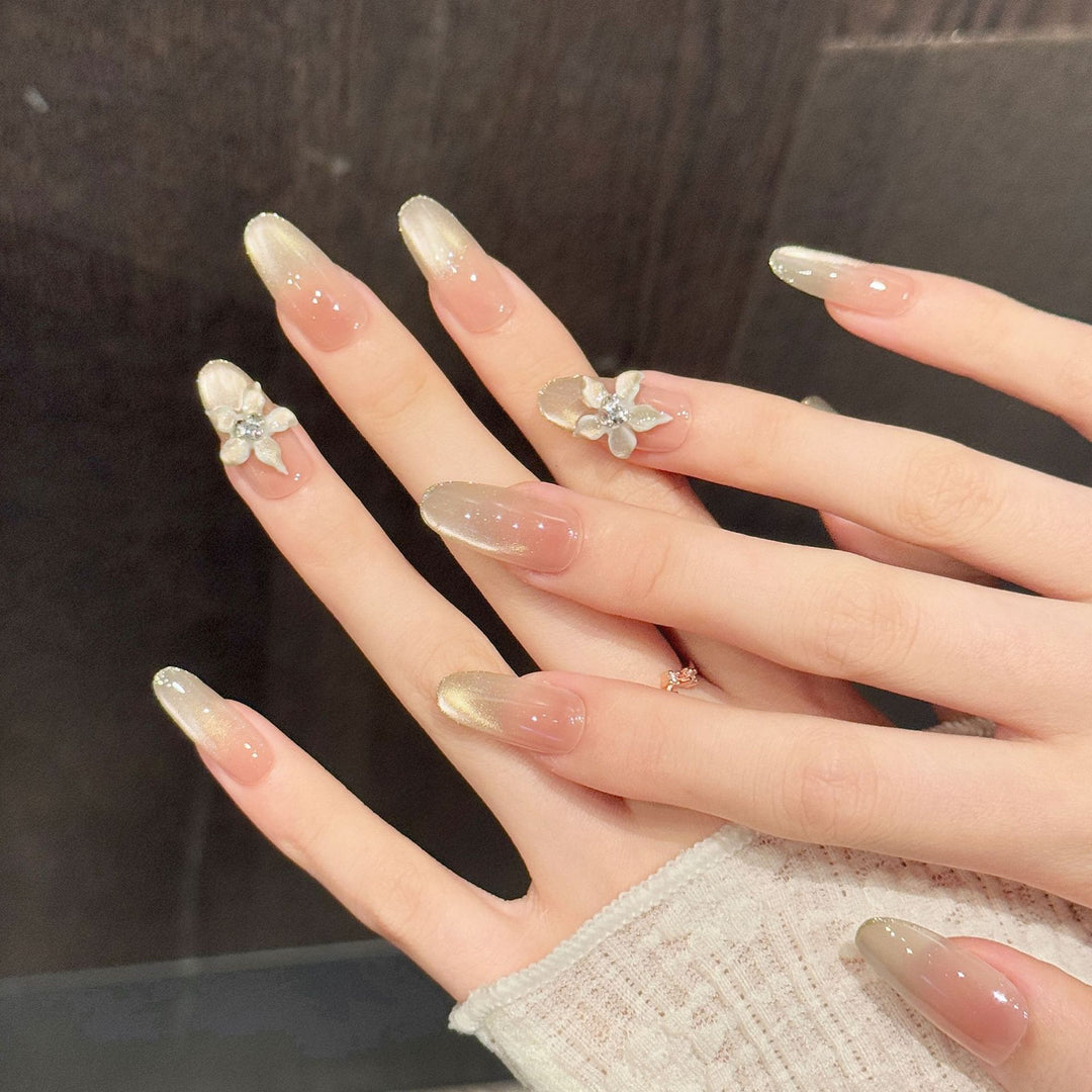 Elegantes Ombre-Nagelkunst-Set mit floralen Akzenten