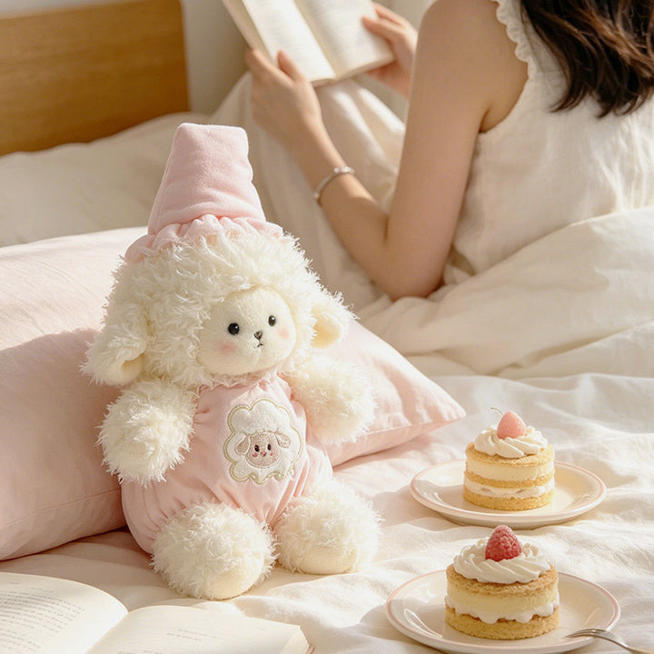 Plüsch Lamm Kuscheltier mit gesticktem Overall und Schlafmütze Karnz