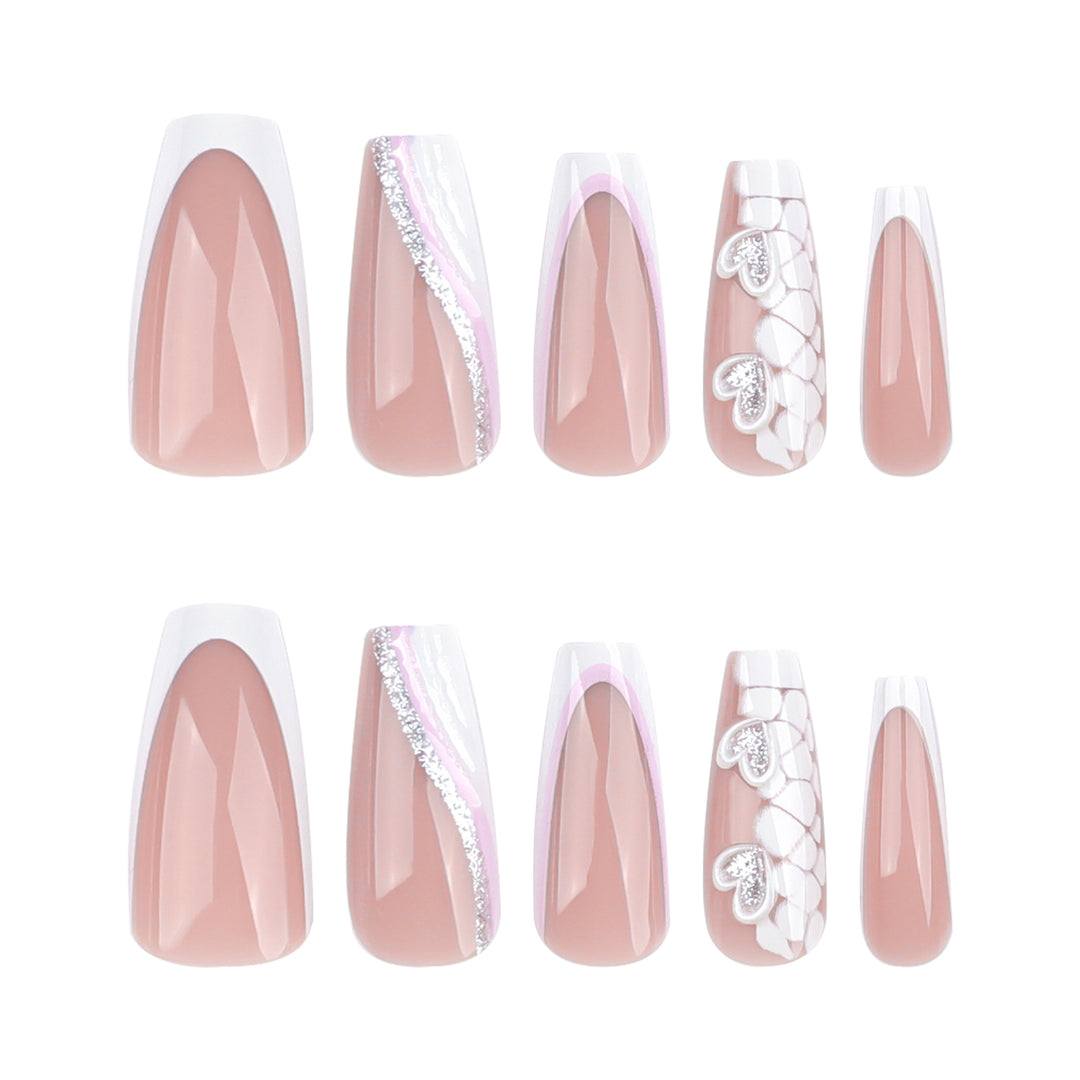Kunstvolle Nagelverlängerungen mit Herzdesign und Glitzerakzenten Karnz