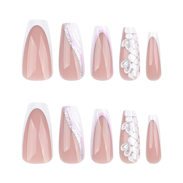 Kunstvolle Nagelverlängerungen mit Herzdesign und Glitzerakzenten Karnz