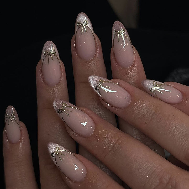 Kunstnagelset mit schimmernden Spitzen und eleganten Schleifen Karnz