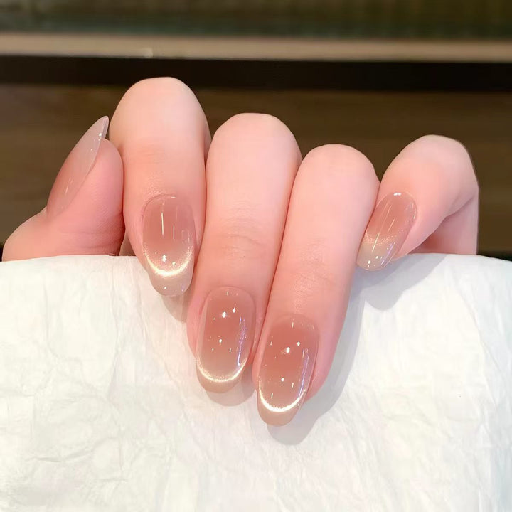 Kunstnägel mit Elegantem French-Tip Karnz