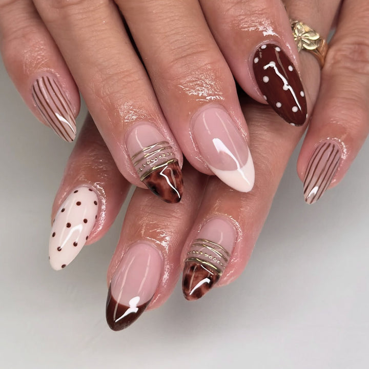 Elegante Stiletto-Nägel mit kreativem glitzerndem Design Karnz