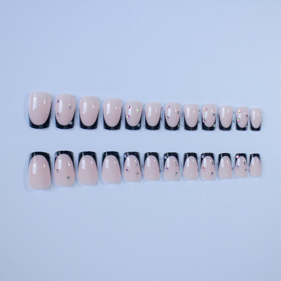 Elegantes Nagelkunst-Design-Set mit Strass-Akzenten