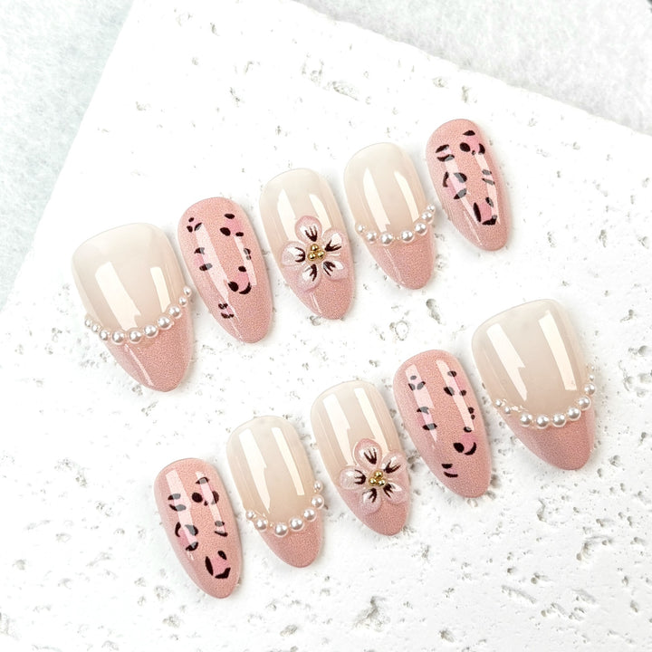 Dekorativer Press-On Nagelset mit floralen und Perlenakzenten