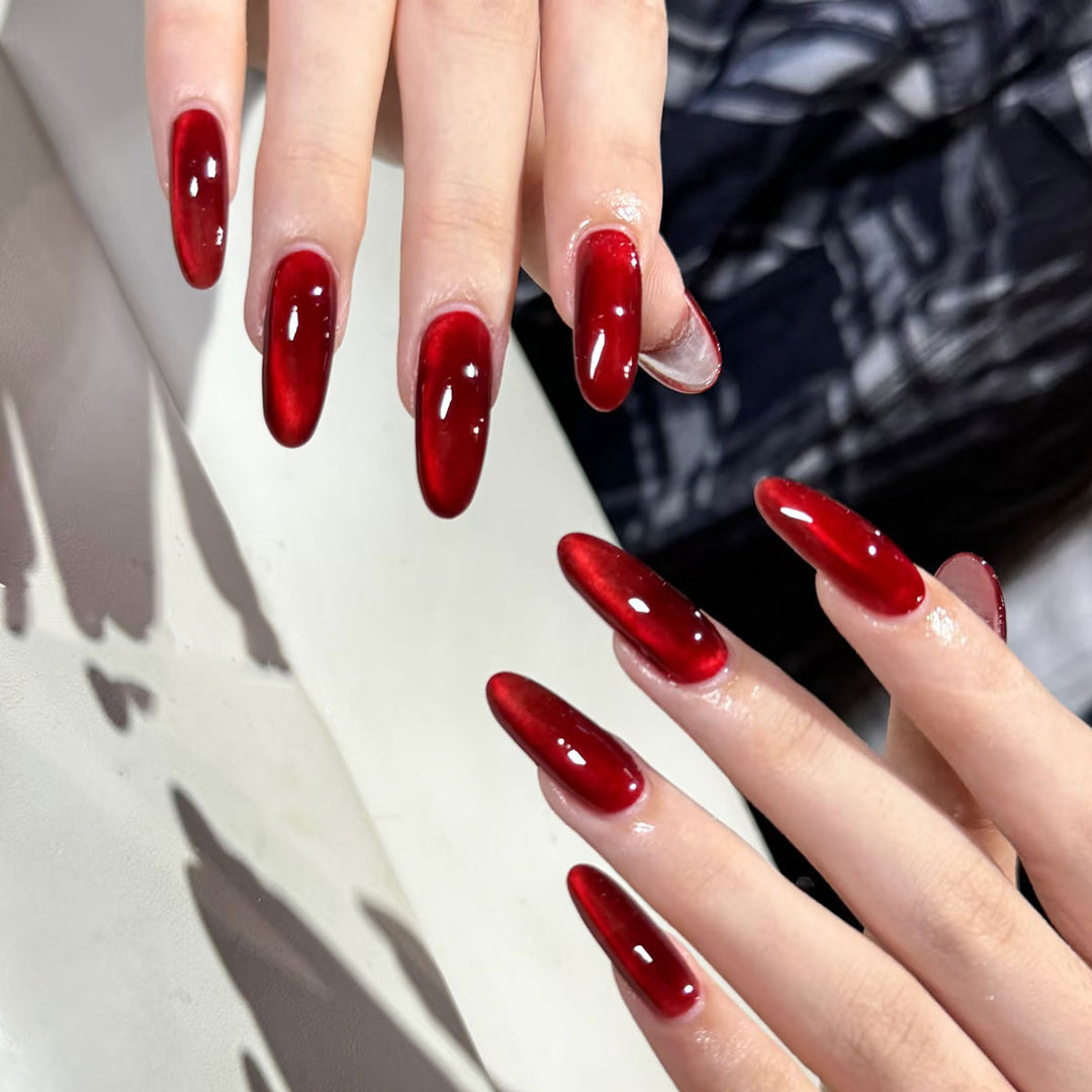 Glänzende Stiletto-Gel-Nagelerweiterungen