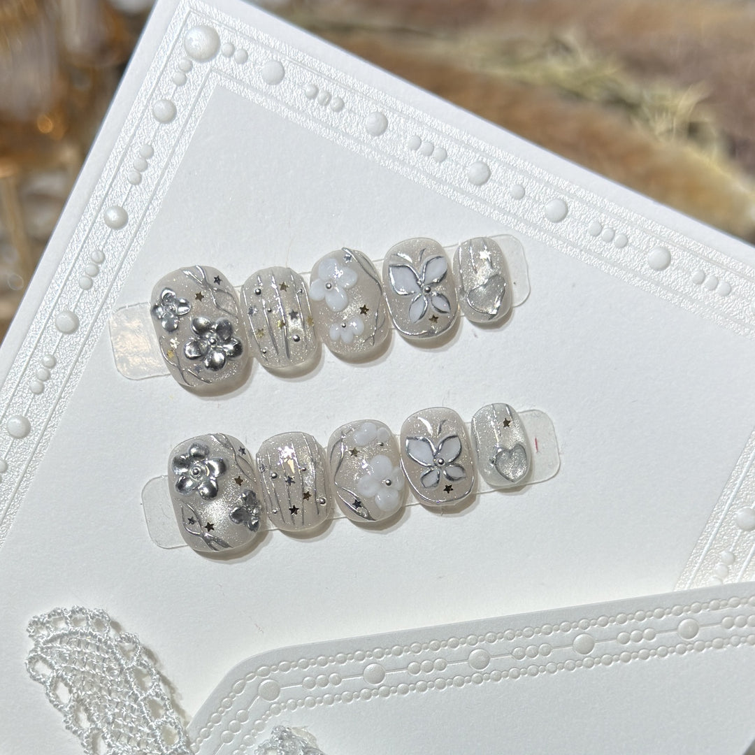 Dekoratives Press-On Nagelkunst Set mit floralen und Sternakzenten Karnz