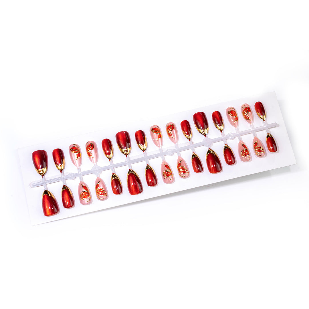 Künstlerisches Press-On Nagelset mit floralen und metallischen Akzenten Karnz