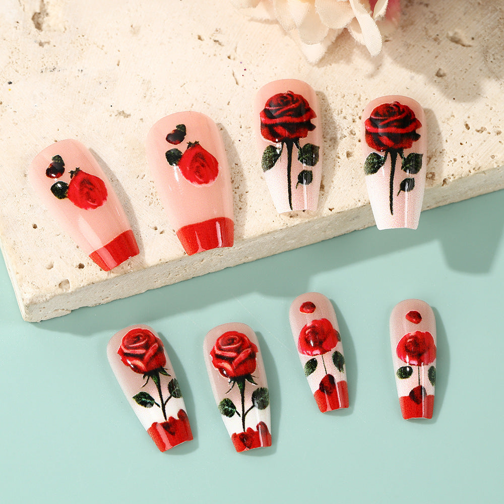 Kunstnägel mit romantischem Rosen-Design Karnz