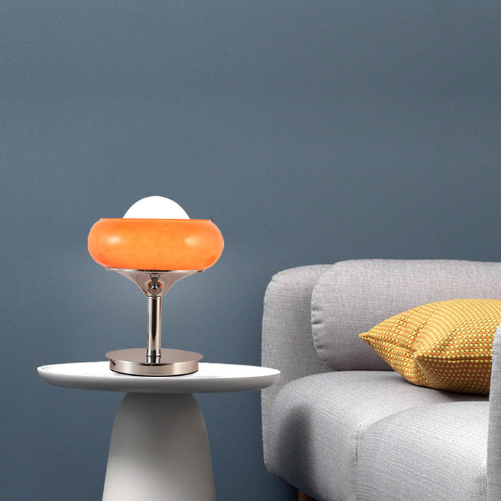 Moderne Tischlampe mit schlankem Metallfuß und sanftem Leuchtenschirm