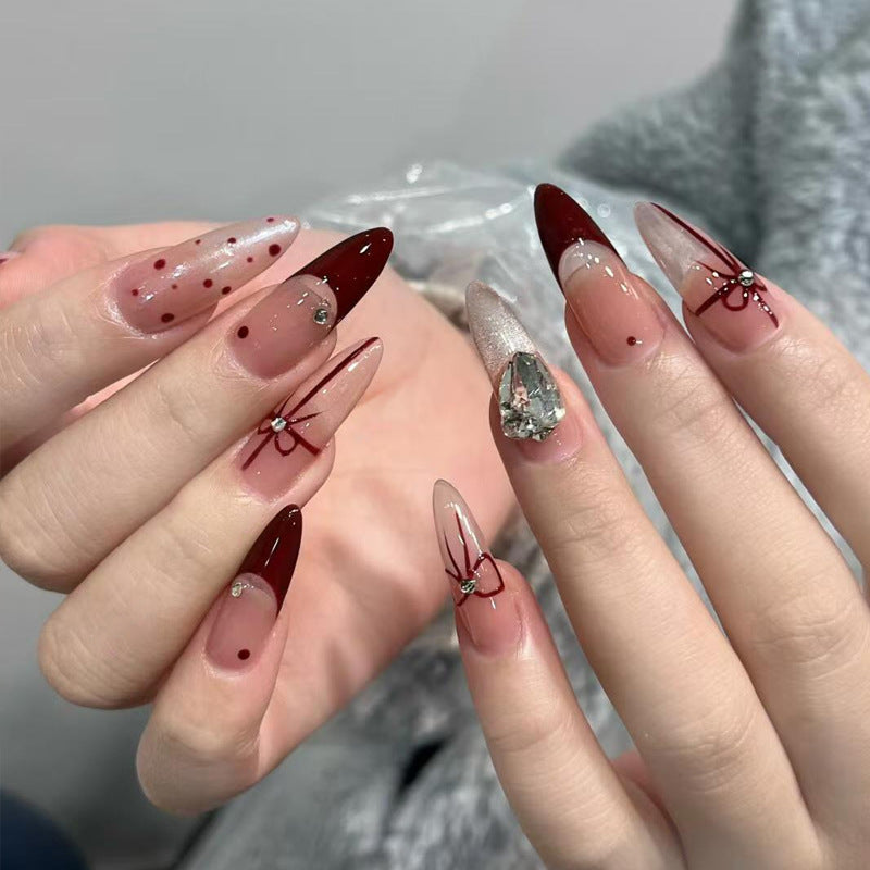 Kunstnagelset mit eleganten Schleifen- und Glitzer-Details Karnz