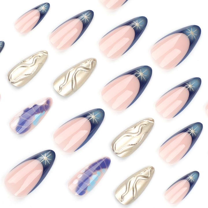 Kunstvolle Stiletto-Nägel mit Glitzer und außergewöhnlichem Design Karnz