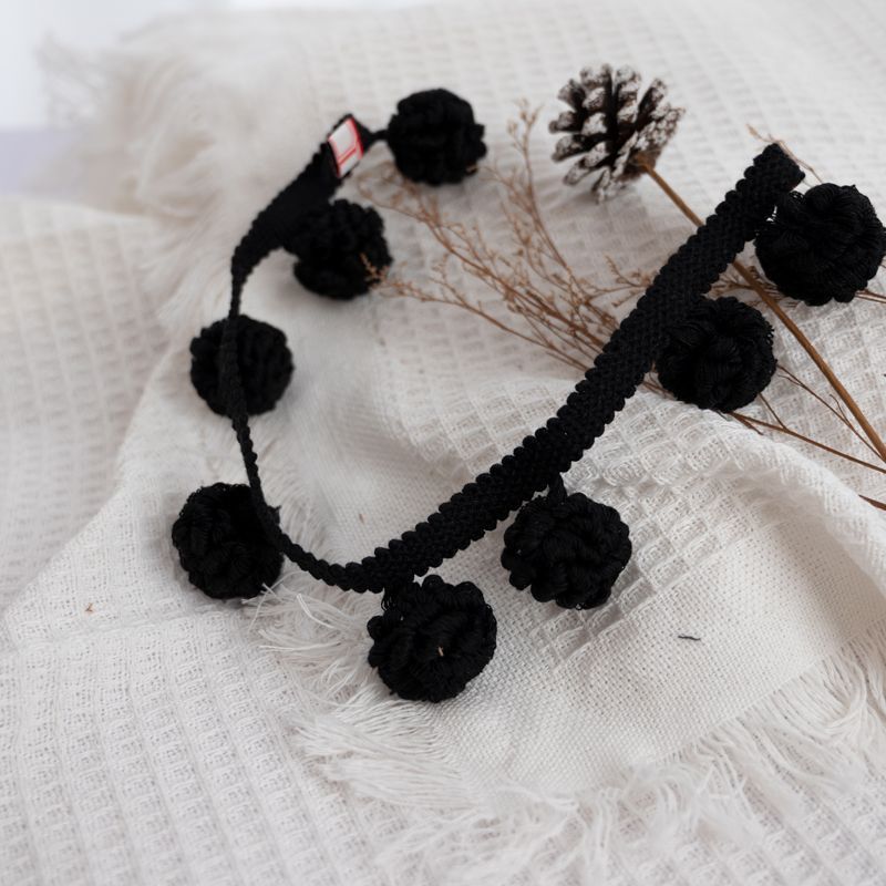 Dekorative Bordüre mit Pompons Karnz