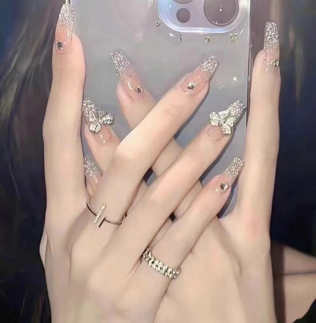 Elegante und Glänzende Nagelkunst Karnz