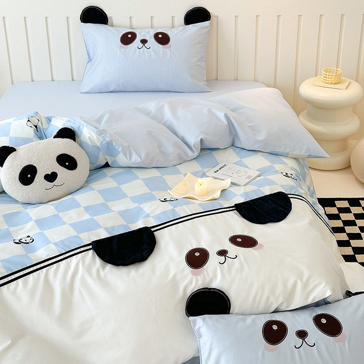 Kinder-Bettwäschegarnitur mit Karo-Muster, gesticktem Panda‑Gesicht und dreidimensionalen Ohrapplikationen