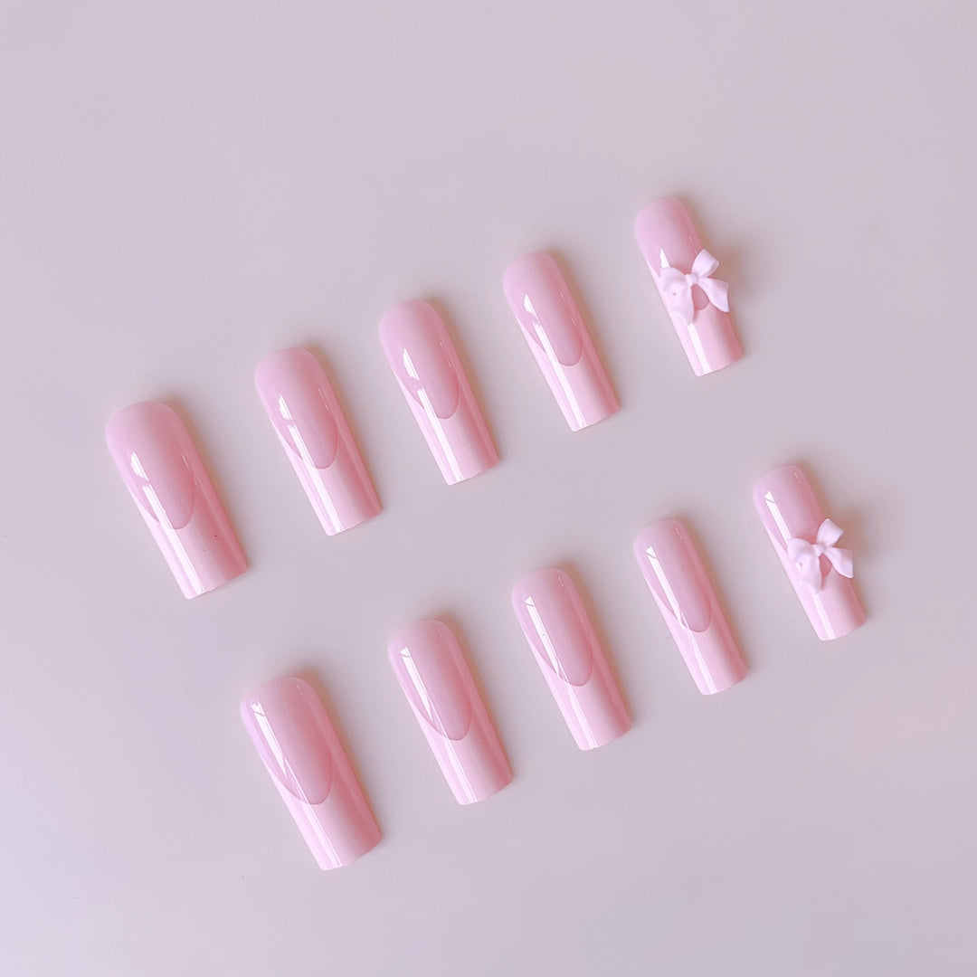 Kunstnagelset mit eleganten Spitzen und verspieltem 3D-Design Karnz