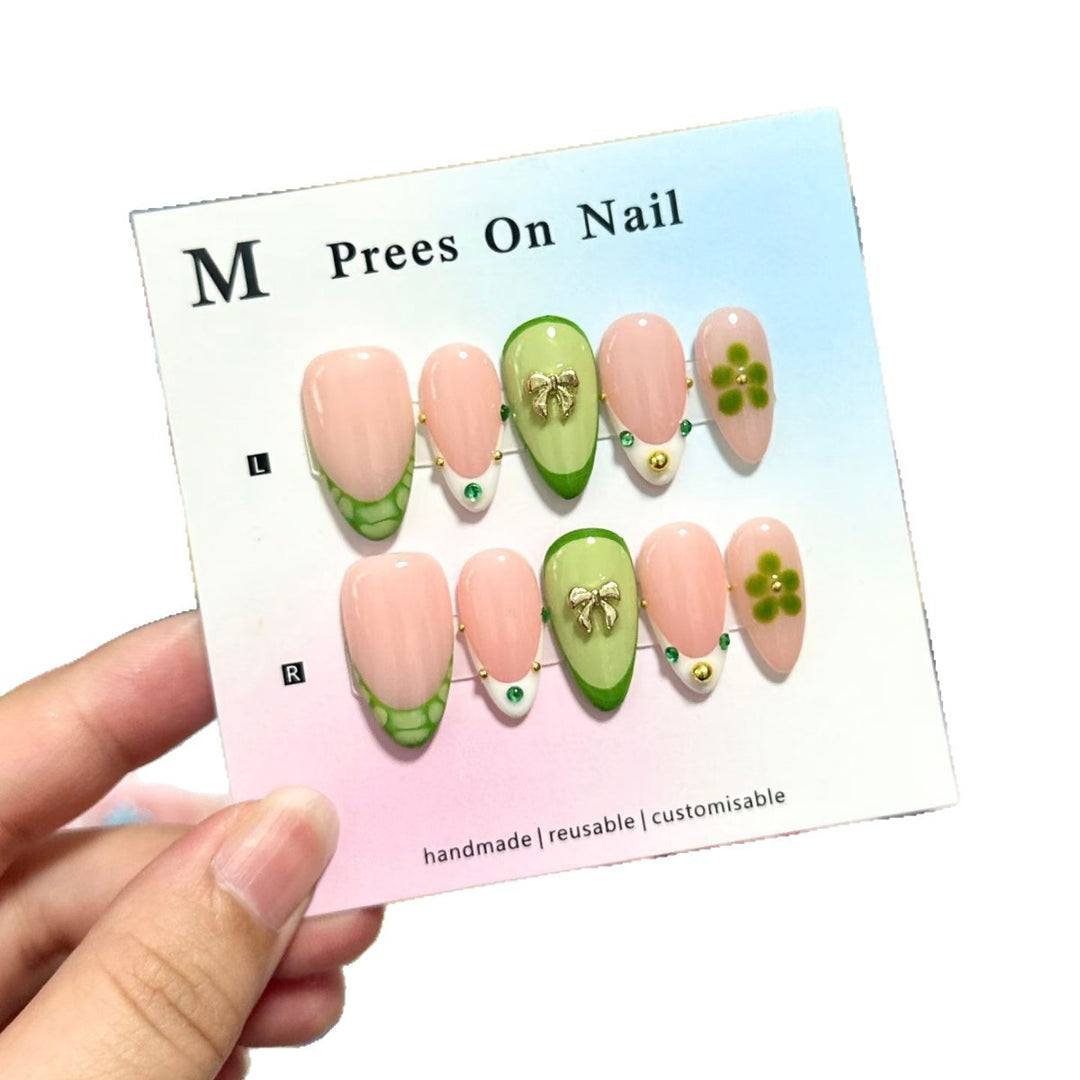 Handgemachtes Floral-Akzent Press-On Nagelkunstset