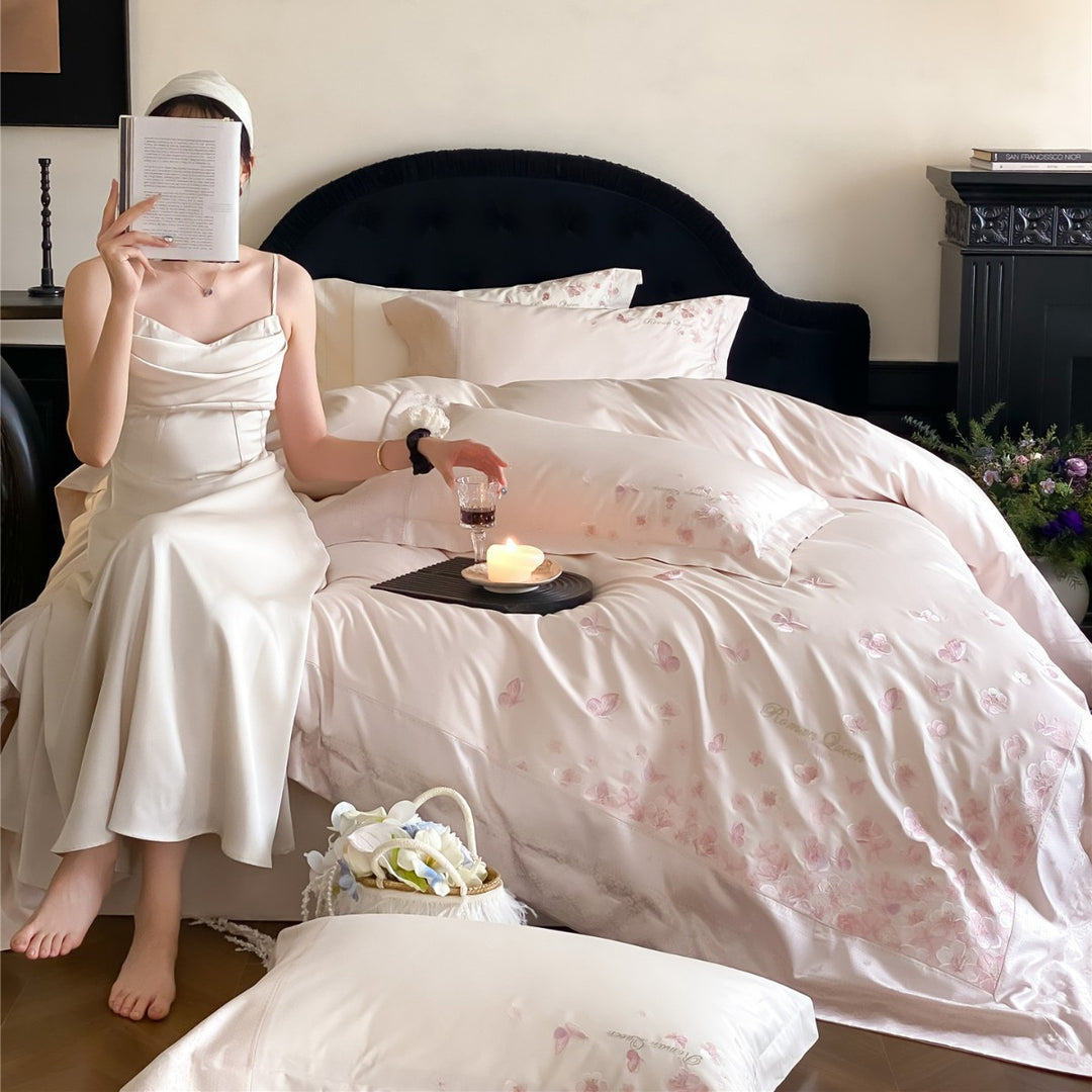 Seidensatin Besticktes Schmetterling & Blüten Bettbezug Set mit gewelltem Spitzenrand