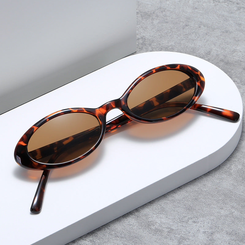 Damen modische Sonnenbrille im zeitgemäßen Ovaldesign Karnz