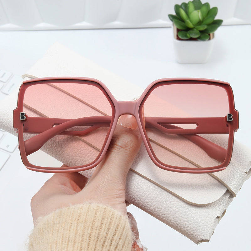 Damen modische oversized Sonnenbrille mit extravaganten Akzenten Karnz