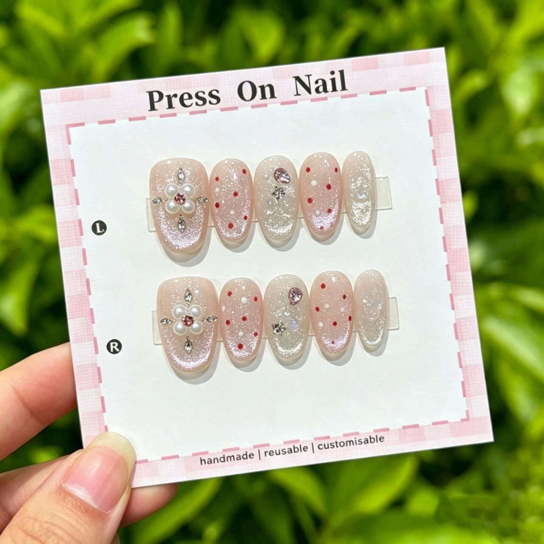 Künstlerisches Press-On-Nagel-Set mit floralen und grafischen Designs