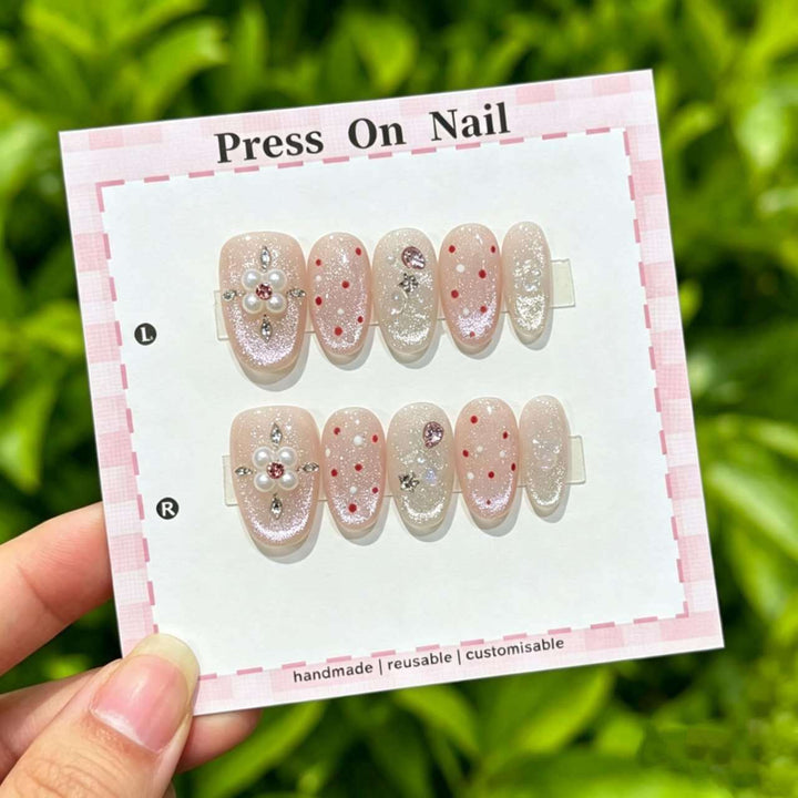 Künstlerisches Press-On-Nagel-Set mit floralen und grafischen Designs