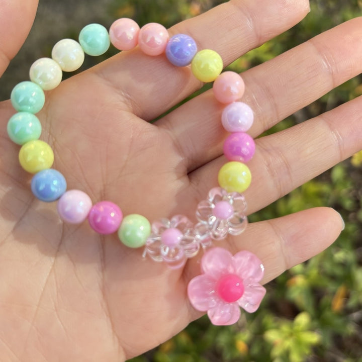 Buntes Armband mit Blumenanhängern Karnz