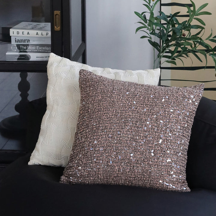 Quadratischer Luxus-Kissenbezug mit glitzernden Pailletten und texturierter Bouclé‑Webung Karnz