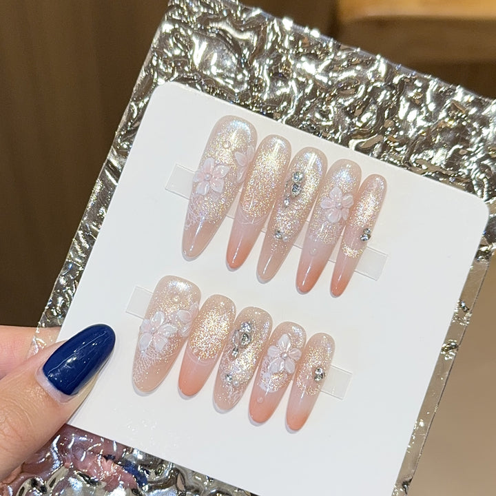 Künstliche Nägel mit Floralem Design und Glitzer Karnz