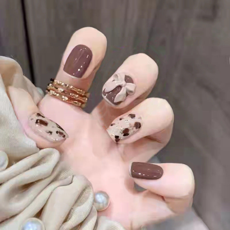 Kunstfingernägel mit Herz-Akzent und Glamourösen Verzierungen Karnz